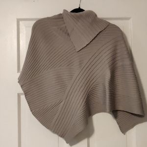 Cropped poncho / shawl in silver grey